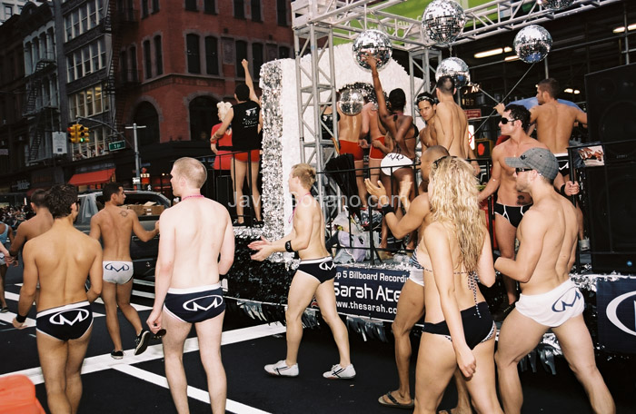 chicos-desfile-gay