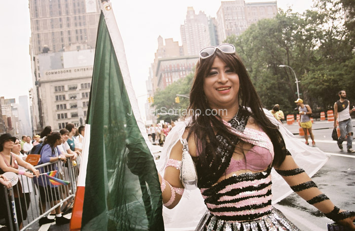 mexicano-en-desfile-gay