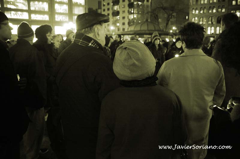 Javier Soriano: Latino photographer. Union Square, New York City. Vigilia por lo sucedido en Tucson, Arizona.